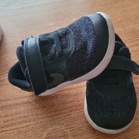 Toddler Nike sneaker size 7C - Picture 1 of 3